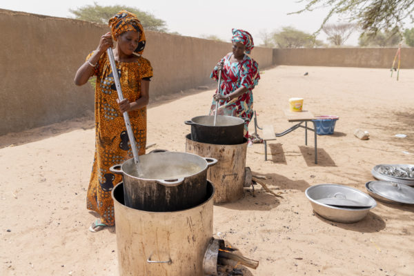 SOS FAIM FATICK 29 preparation repas 600x400 1 - Humundi : Une réussite pour la deuxième opération de l'assiette solidaire