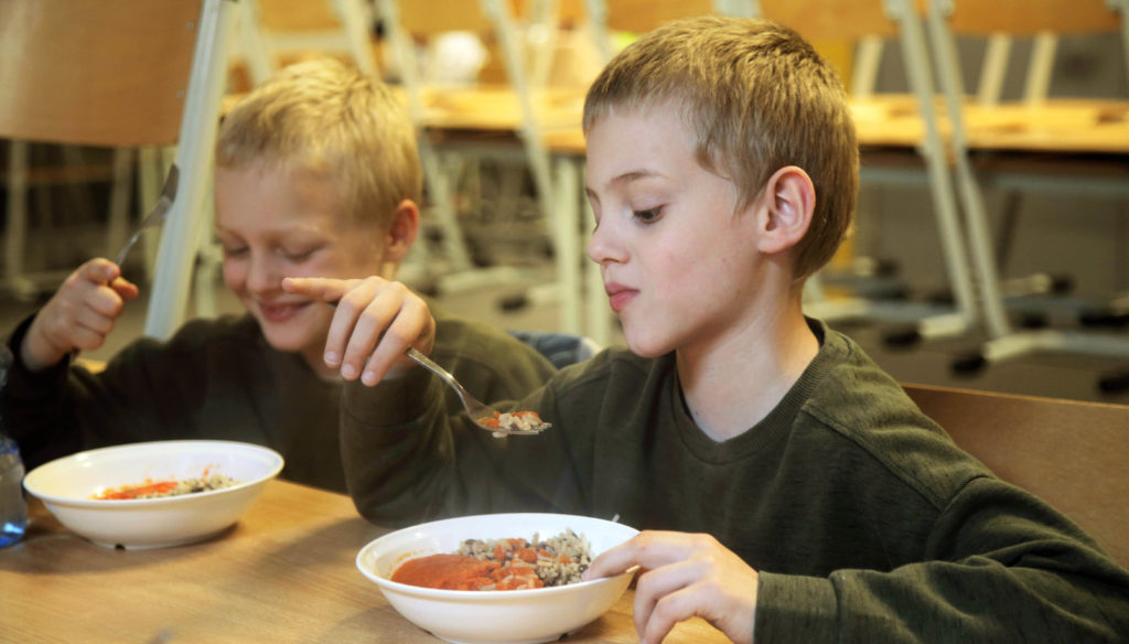 Deux élèves mangeant l’assiette solidaire 