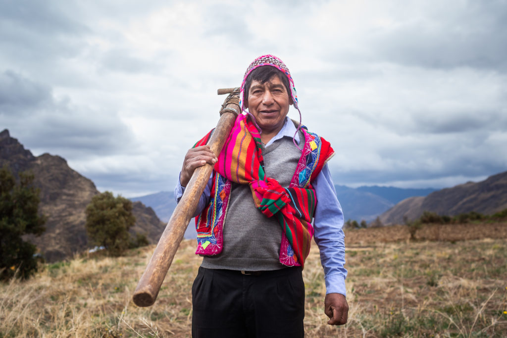 Un paysan péruvien de la région de Cusco posant dans un paysage montagneux